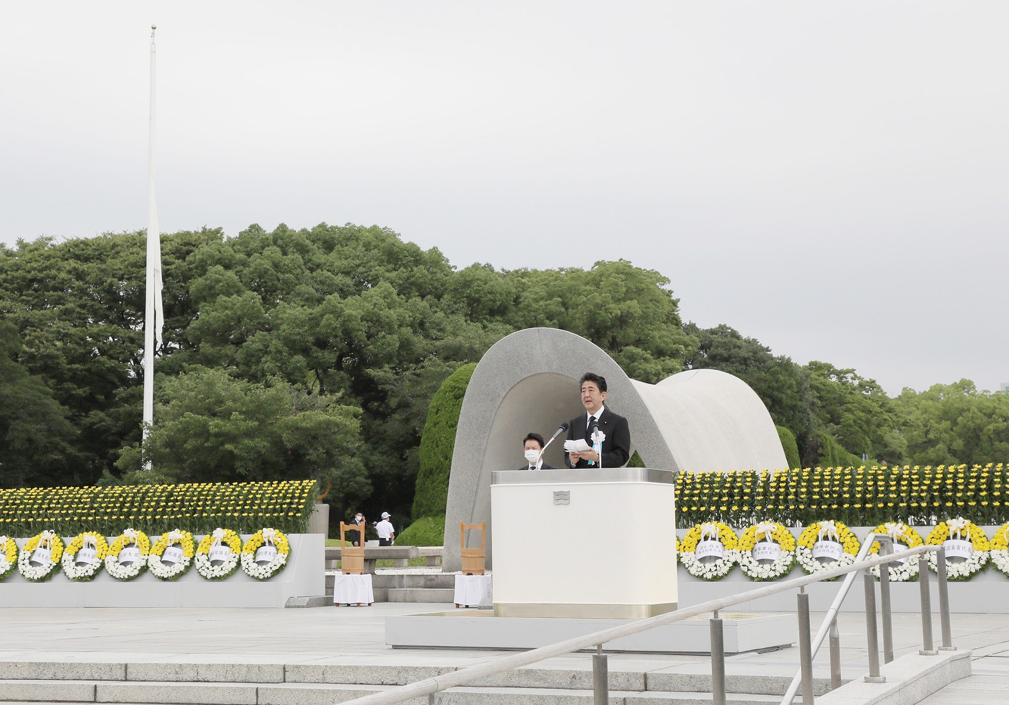 挨拶する安倍総理２