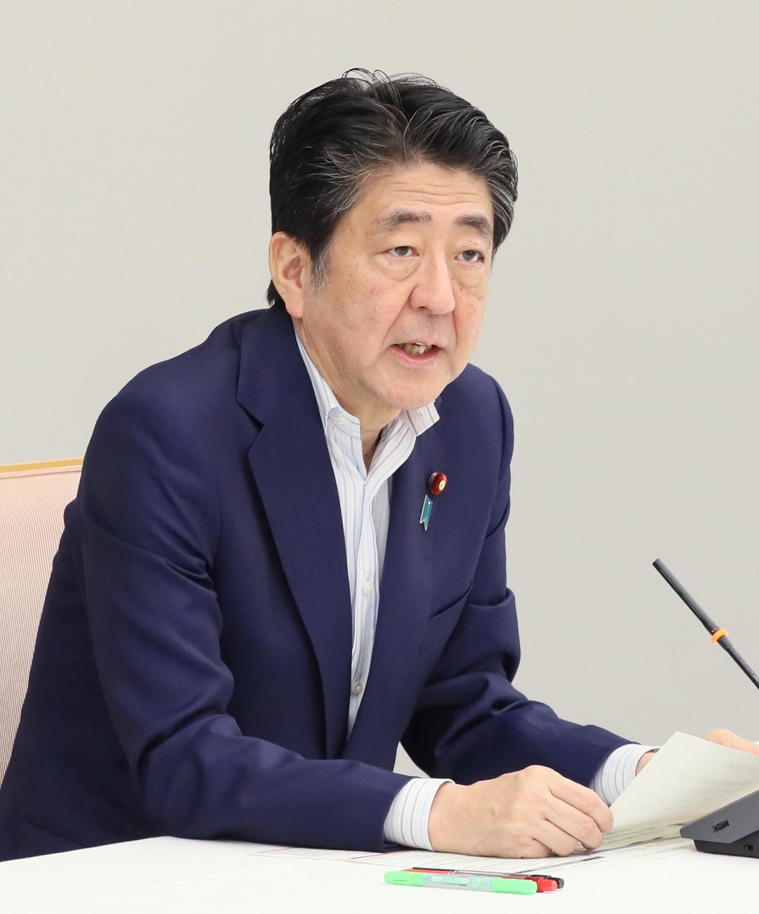 発言する安倍総理５