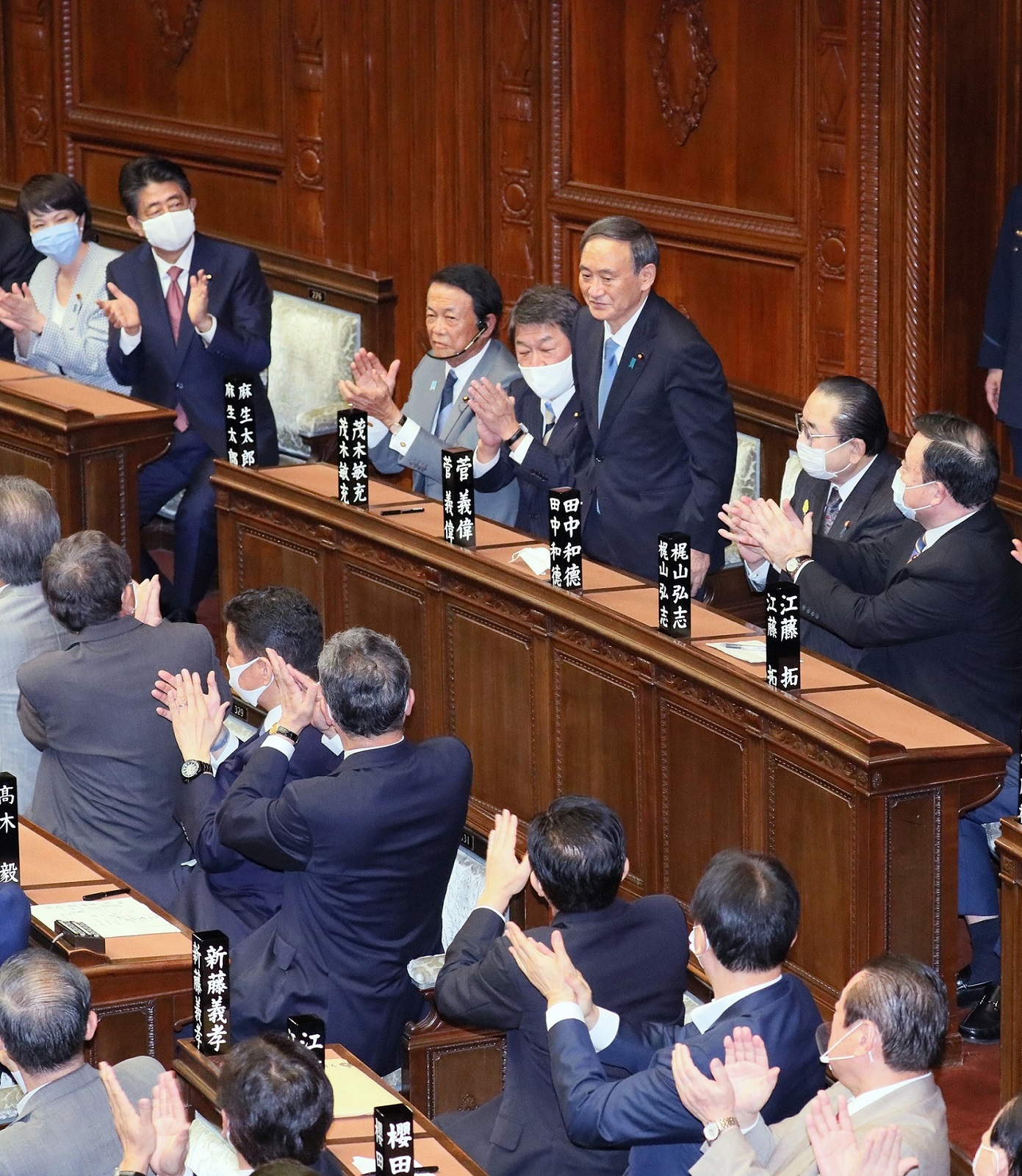 総理大臣の指名を受ける菅議員２