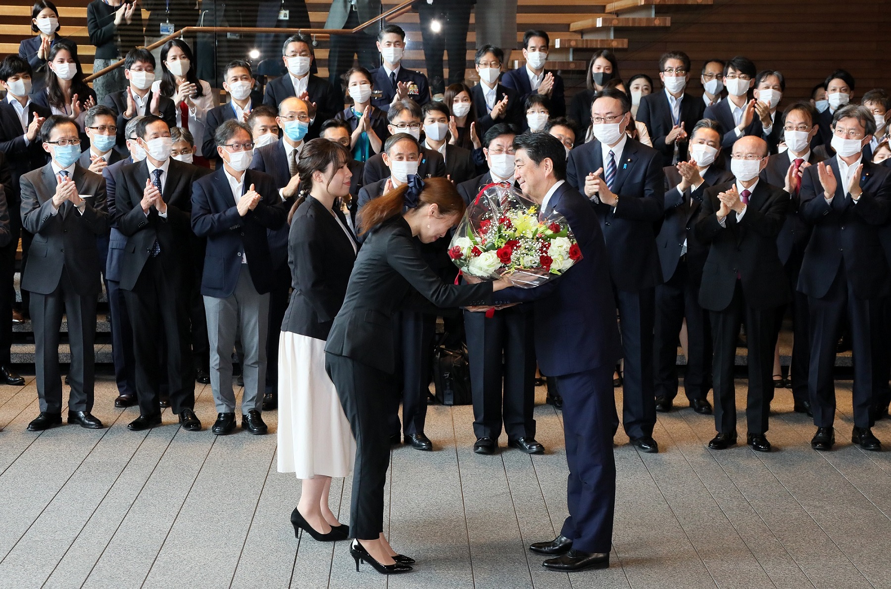 職員から花束を贈呈される安倍総理