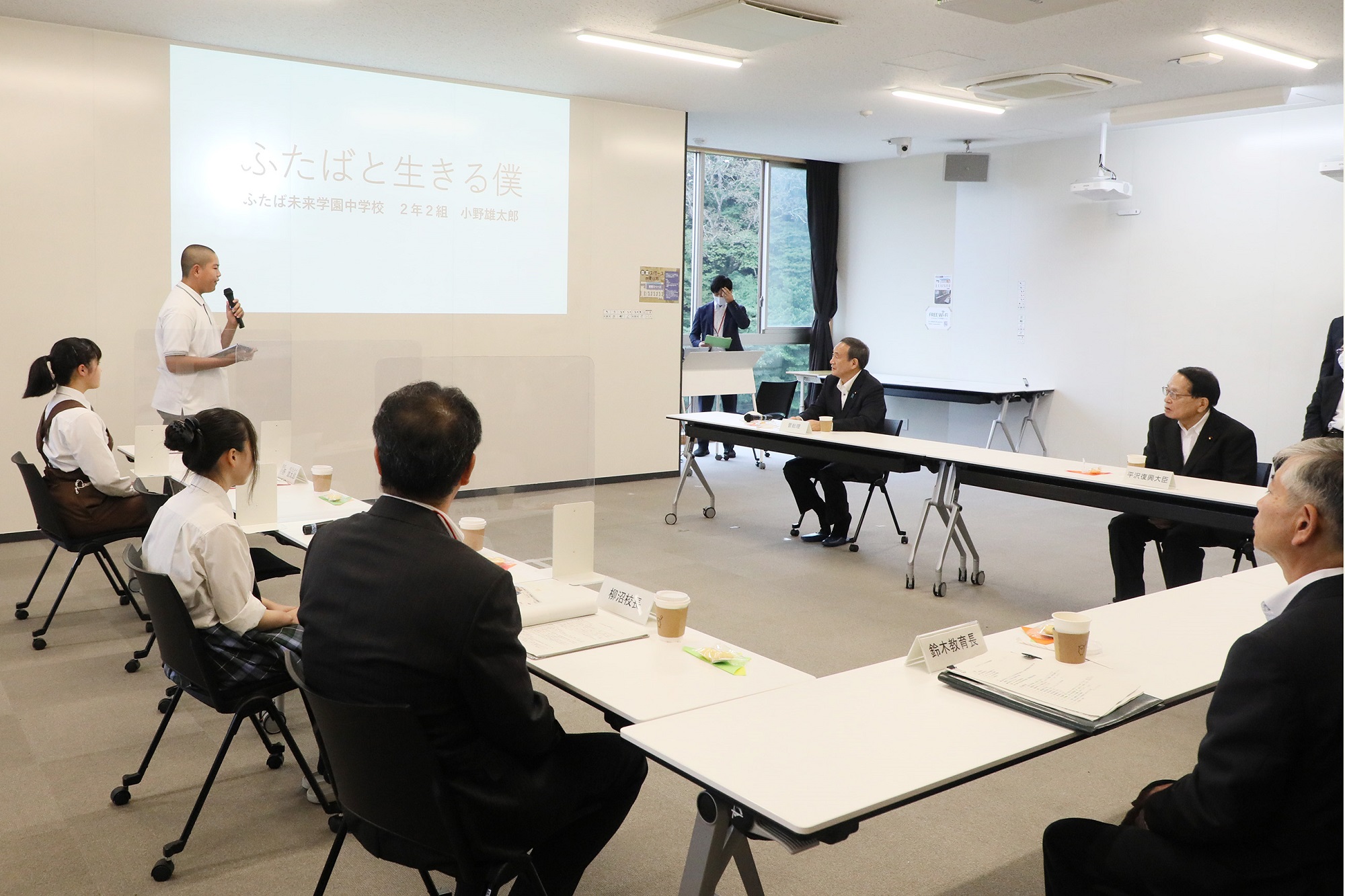 福島県立ふたば未来学園中学校・高等学校で懇談する菅総理３