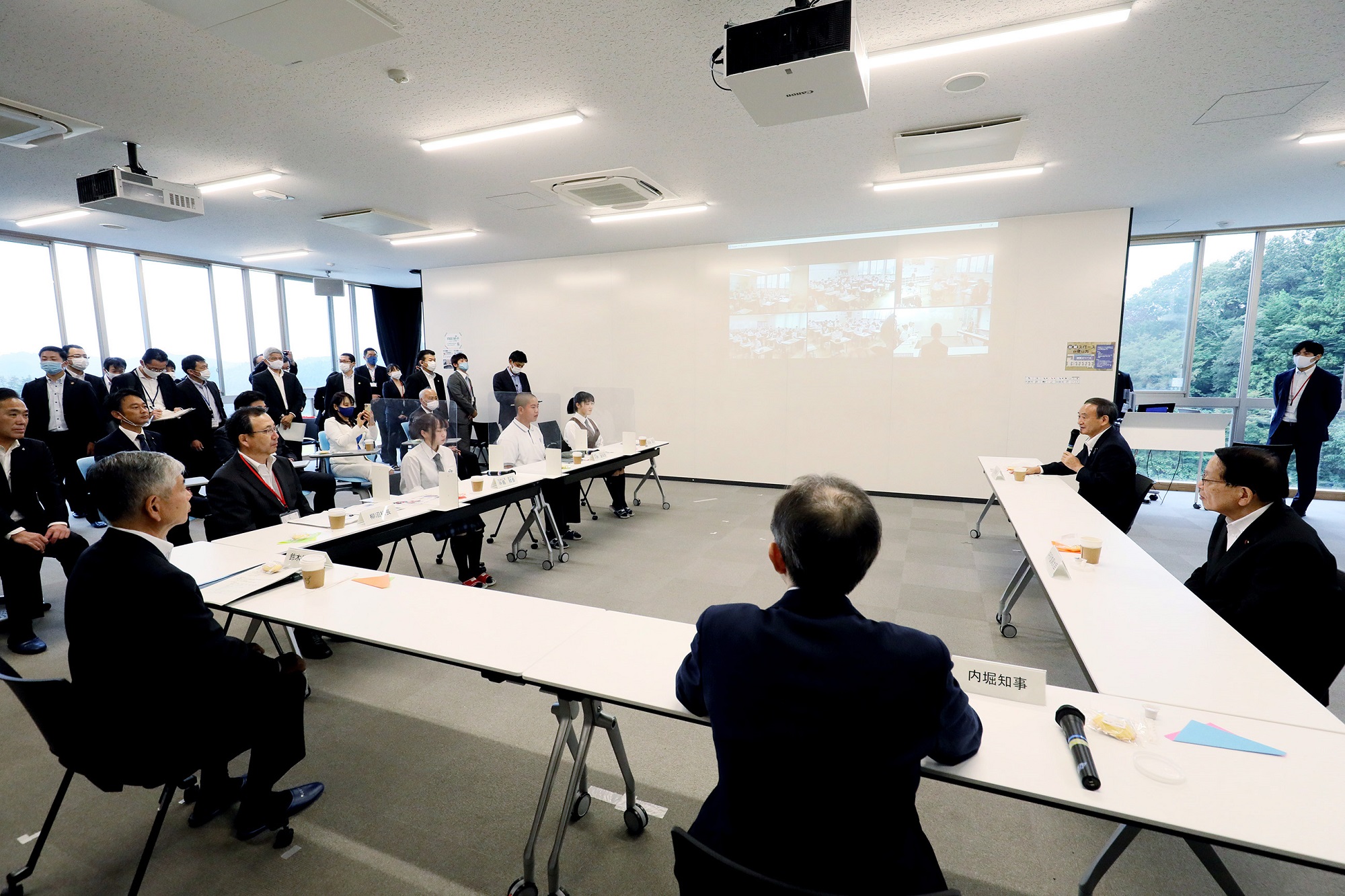 福島県立ふたば未来学園中学校・高等学校で懇談する菅総理７