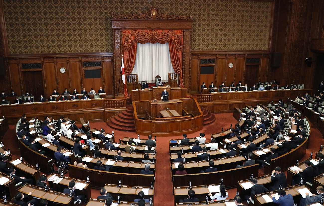 参議院本会議で所信表明演説を行う菅総理１５