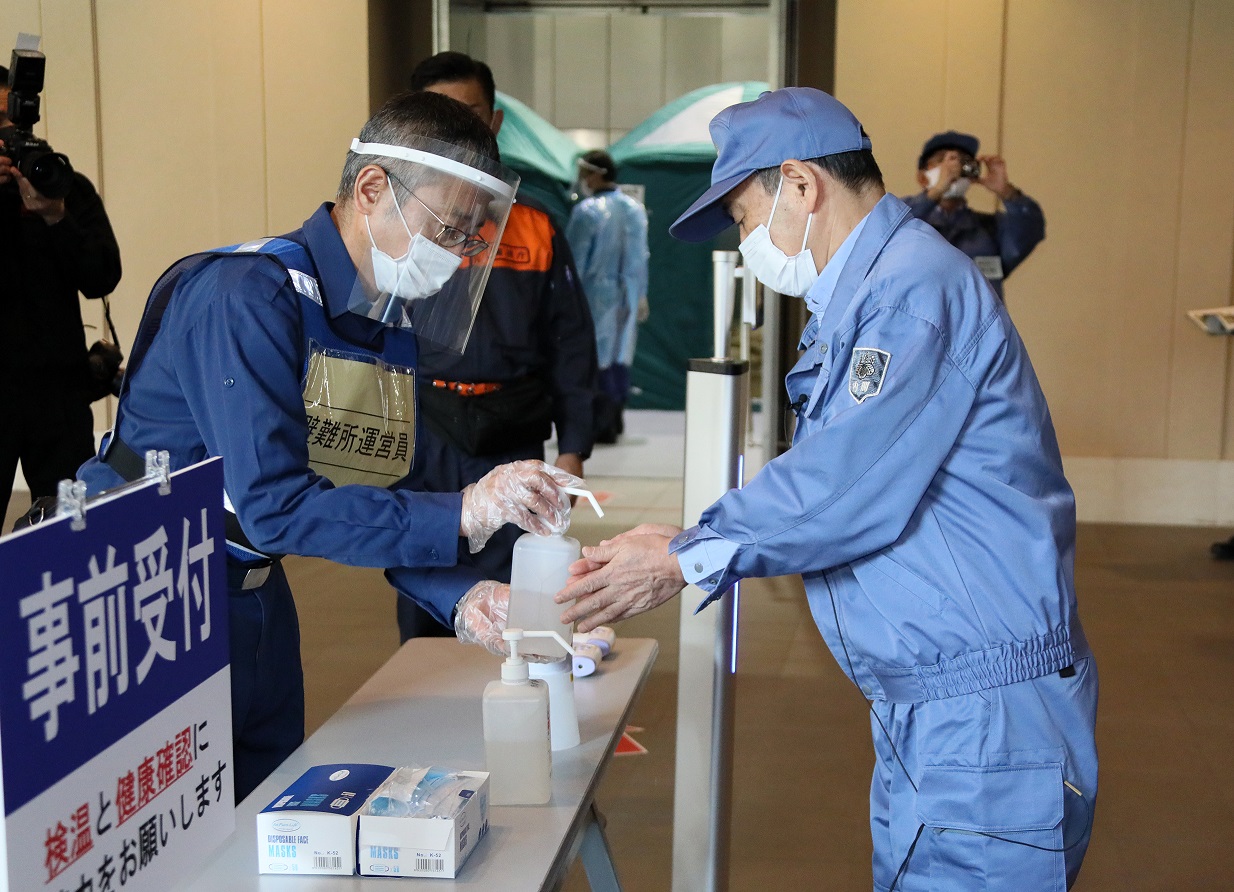避難所運営訓練に参加する菅総理２