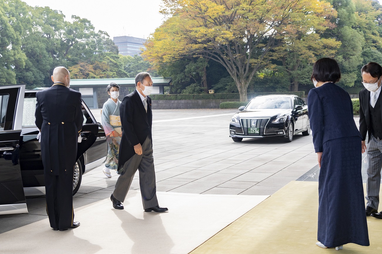 立皇嗣宣明の儀に参列する菅総理（宮内庁提供）