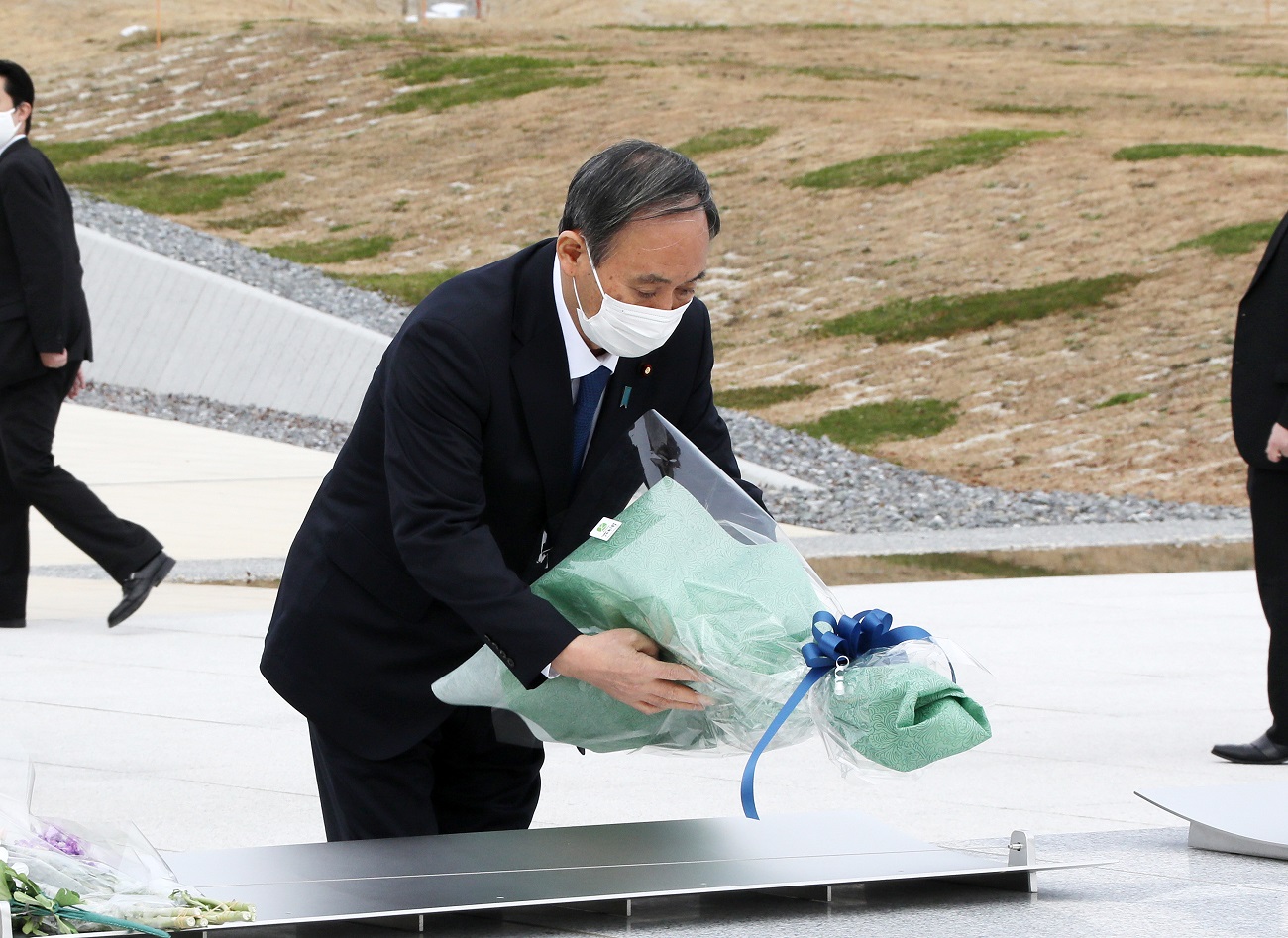 高田松原津波復興祈念公園で献花をする菅総理１