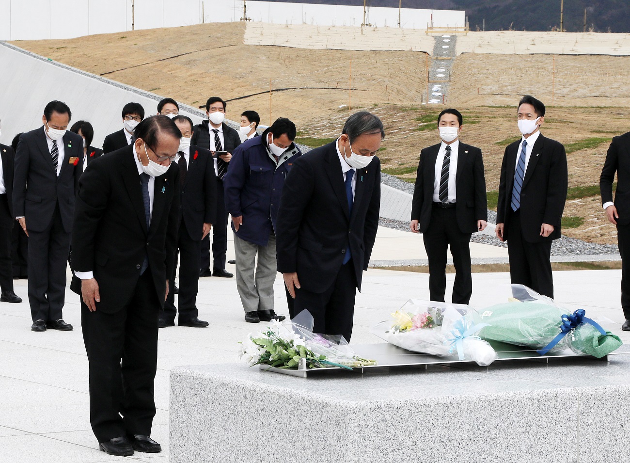 高田松原津波復興祈念公園で献花をする菅総理２