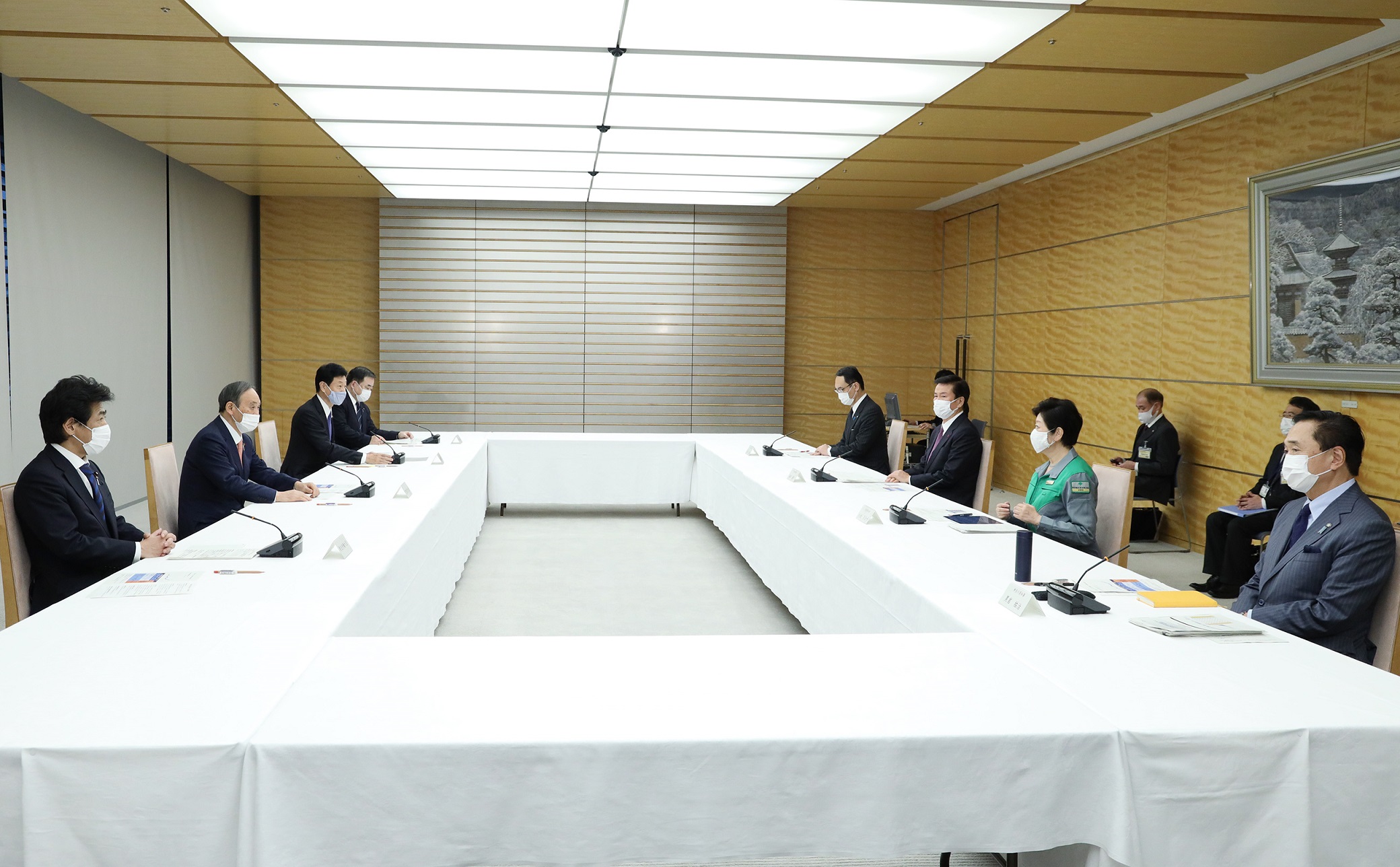 意見交換に臨む菅総理３
