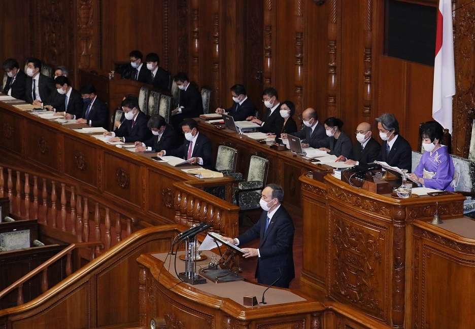 参議院本会議で施政方針演説を行う菅総理６
