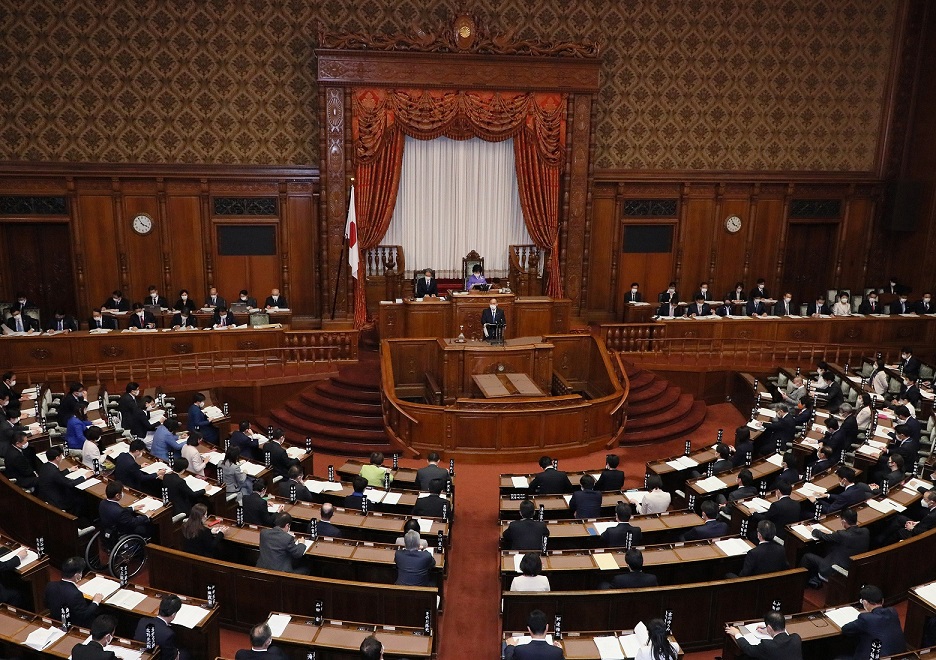 参議院本会議で施政方針演説を行う菅総理８