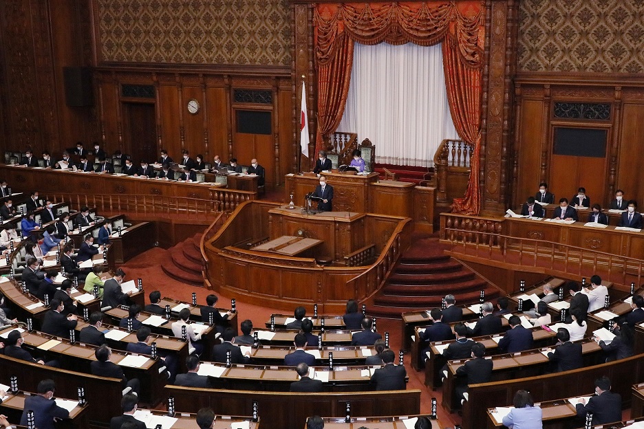 参議院本会議で施政方針演説を行う菅総理９