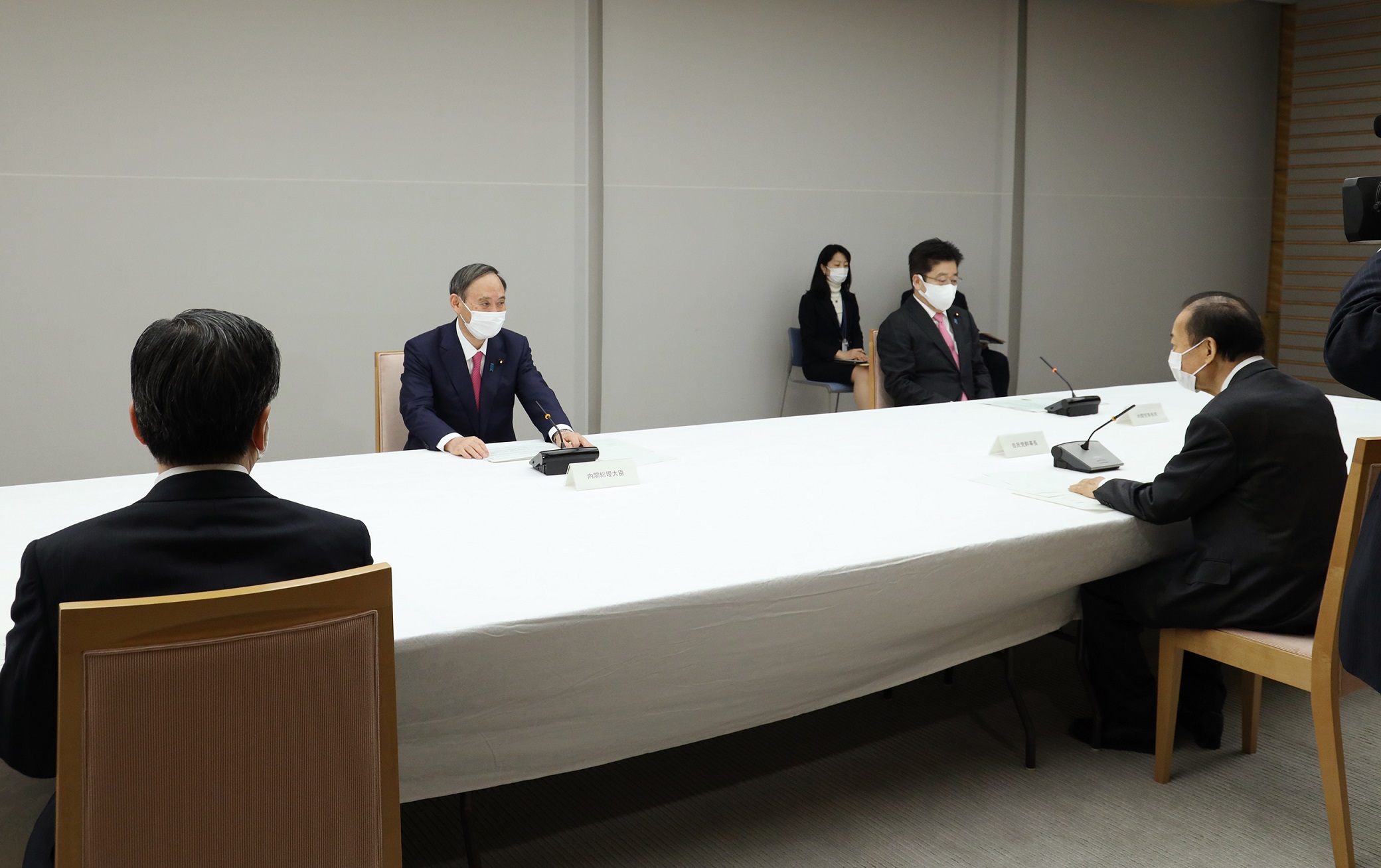 会議に臨む菅総理２