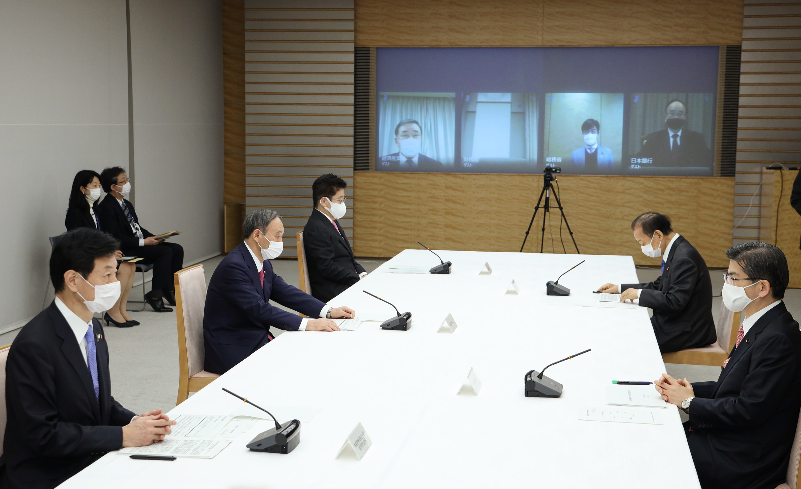会議に臨む菅総理３