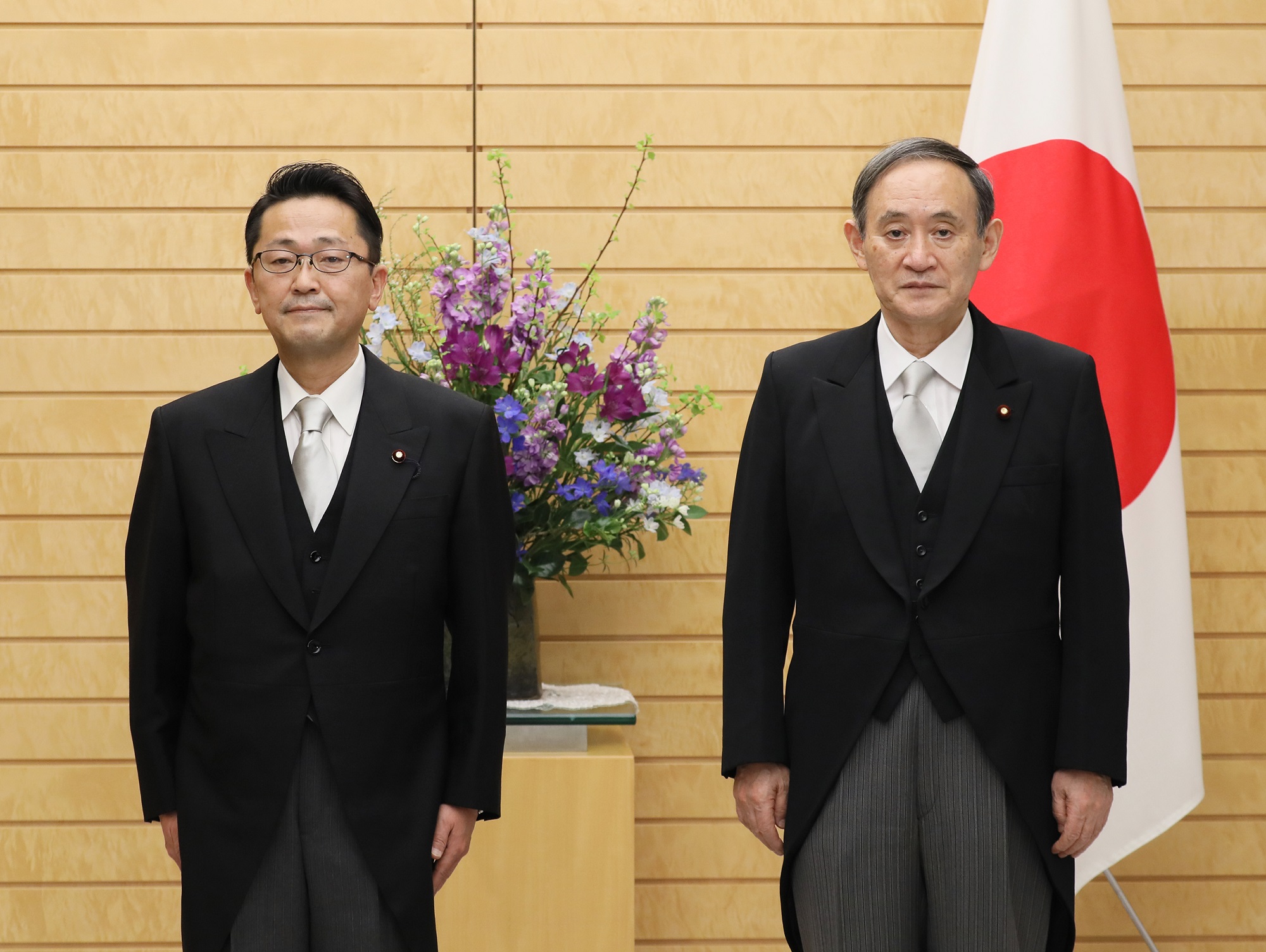 丹羽副大臣と写真撮影に臨む菅総理２