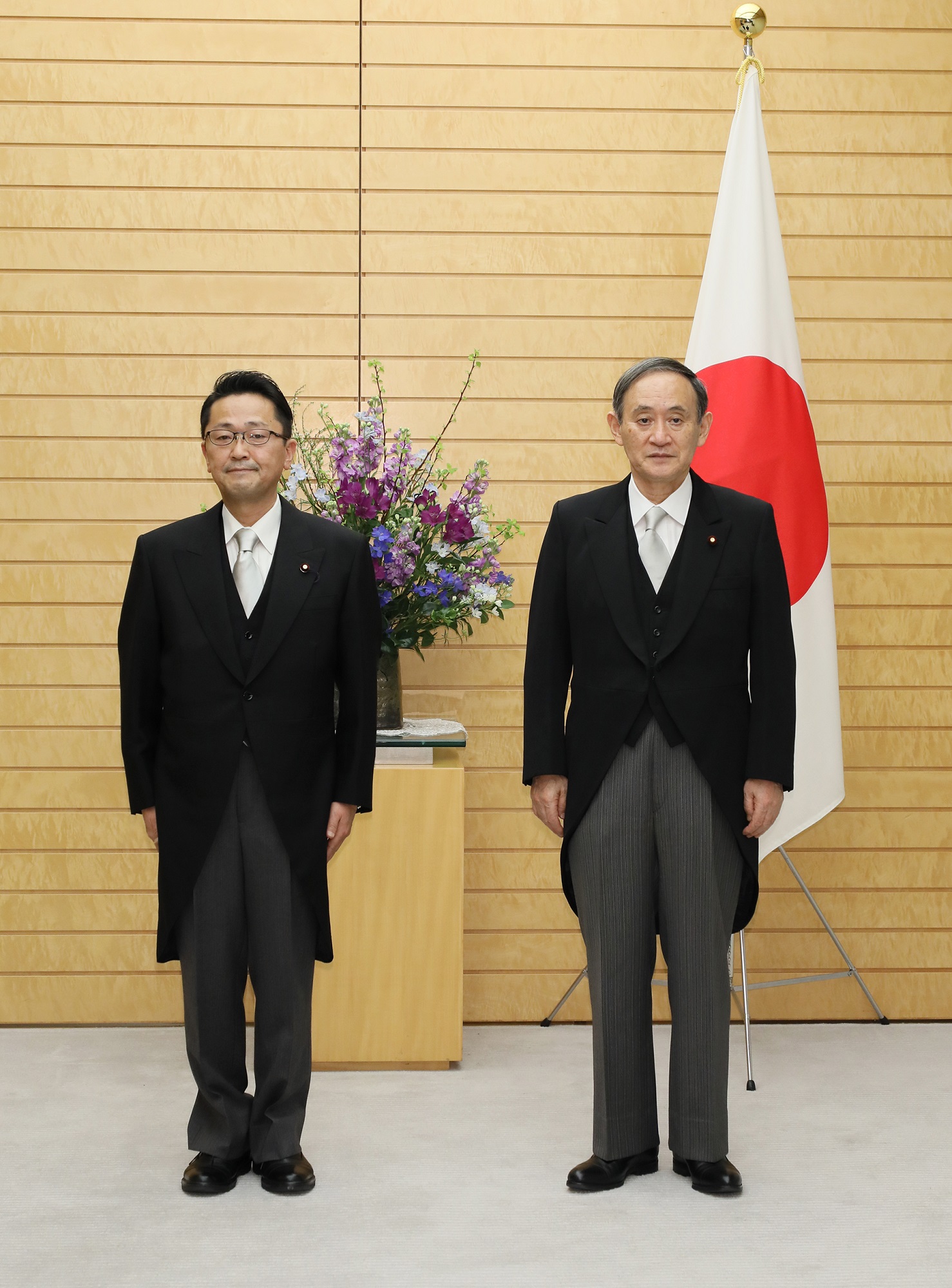 丹羽副大臣と写真撮影に臨む菅総理３