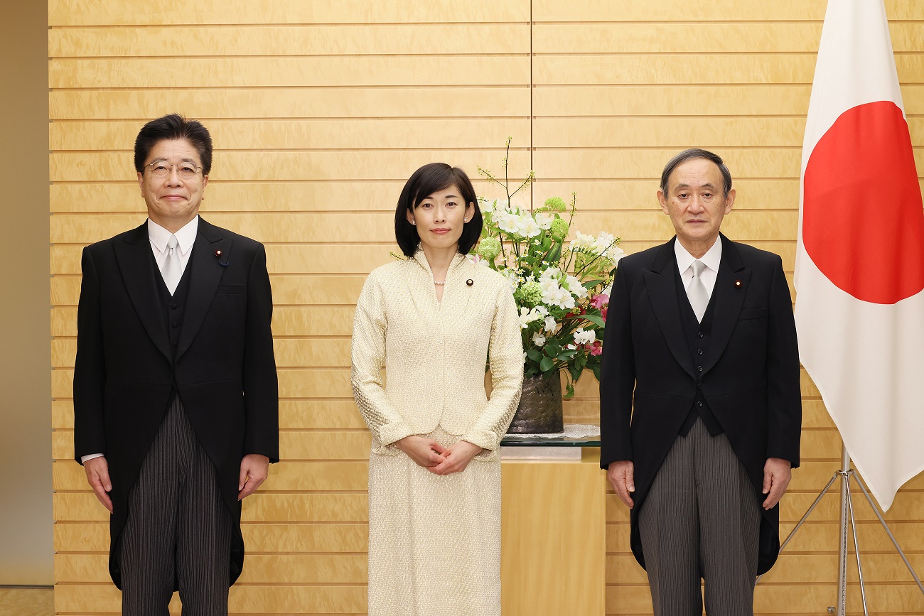 発令された丸川大臣と写真撮影に臨む菅総理２