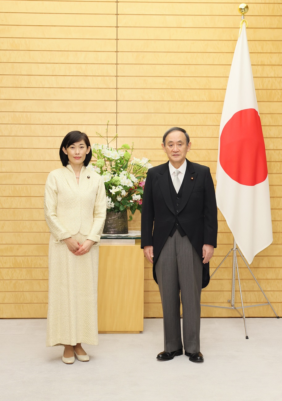 発令された丸川大臣と写真撮影に臨む菅総理３