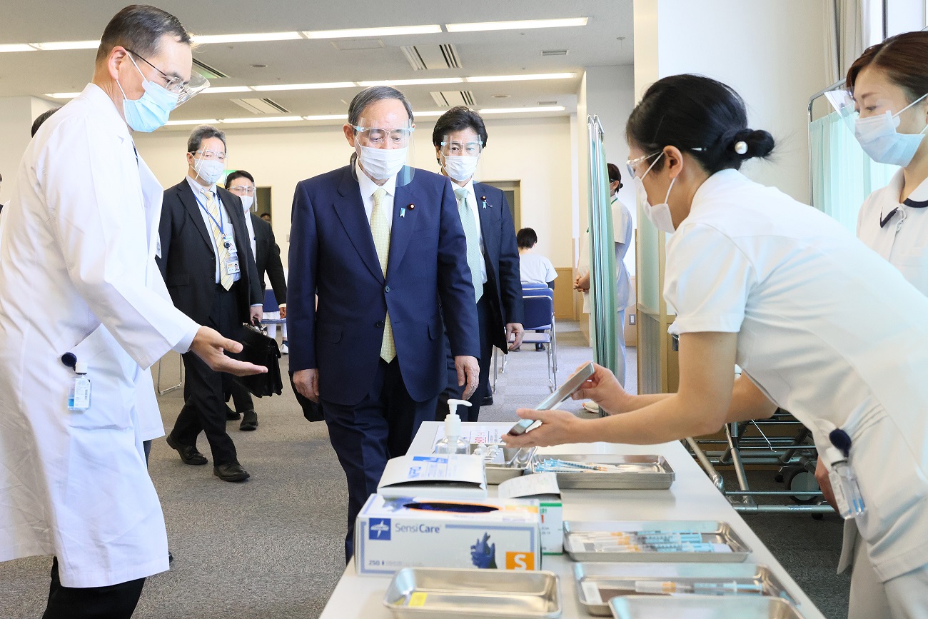 ワクチン接種会場を視察する菅総理２
