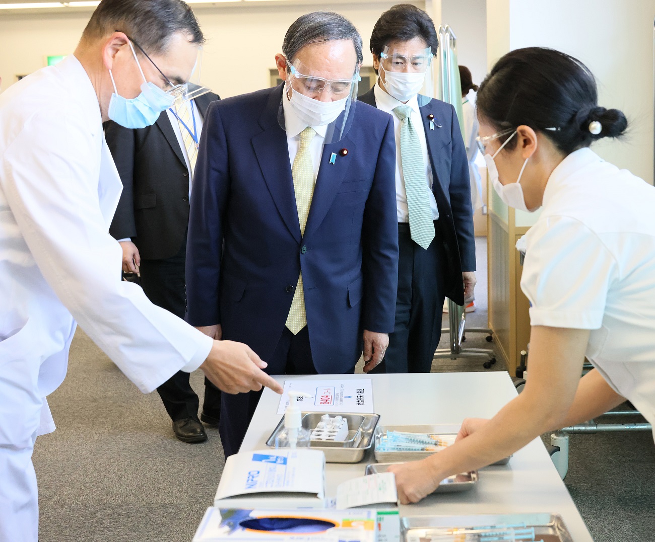 ワクチン接種会場を視察する菅総理３