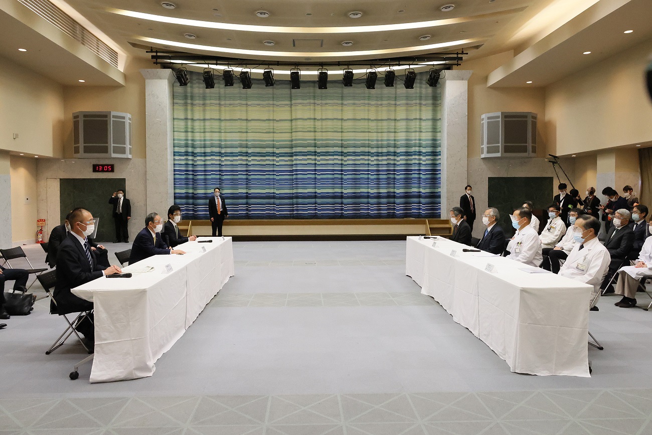 国立病院機構の関係者等との意見交換を行う菅総理３