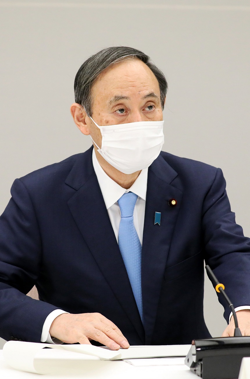 会議に臨む菅総理２