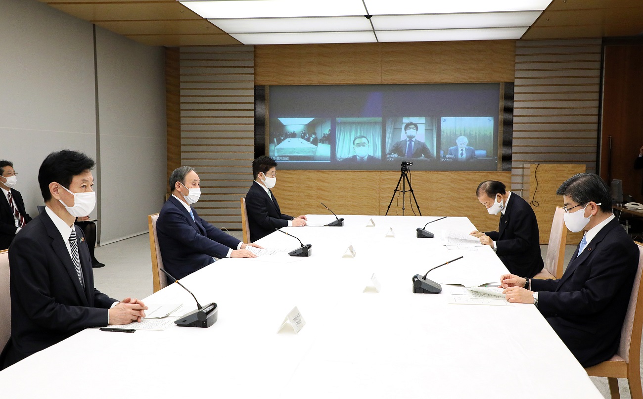 会議に臨む菅総理３