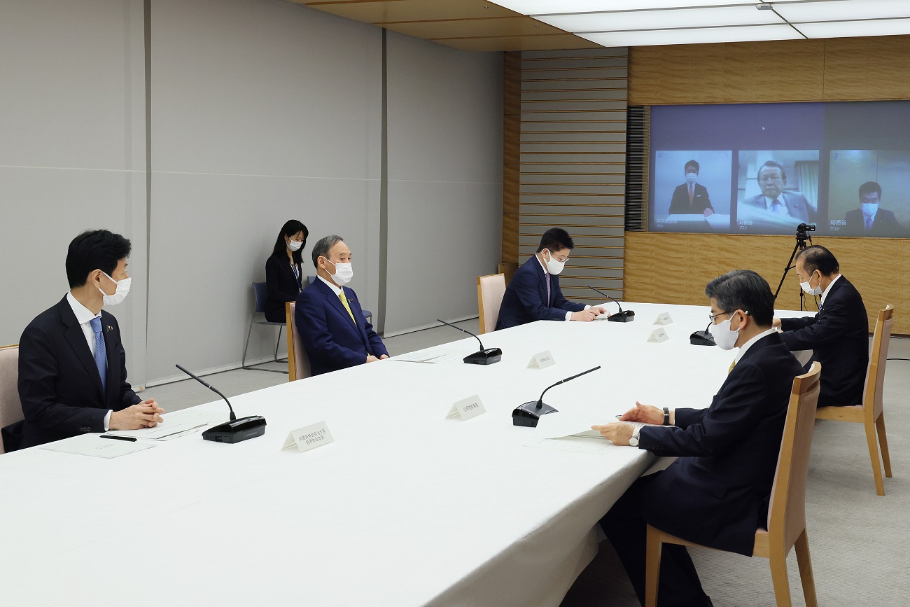 会議に臨む菅総理２