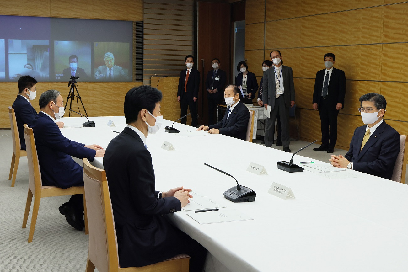 会議に臨む菅総理３