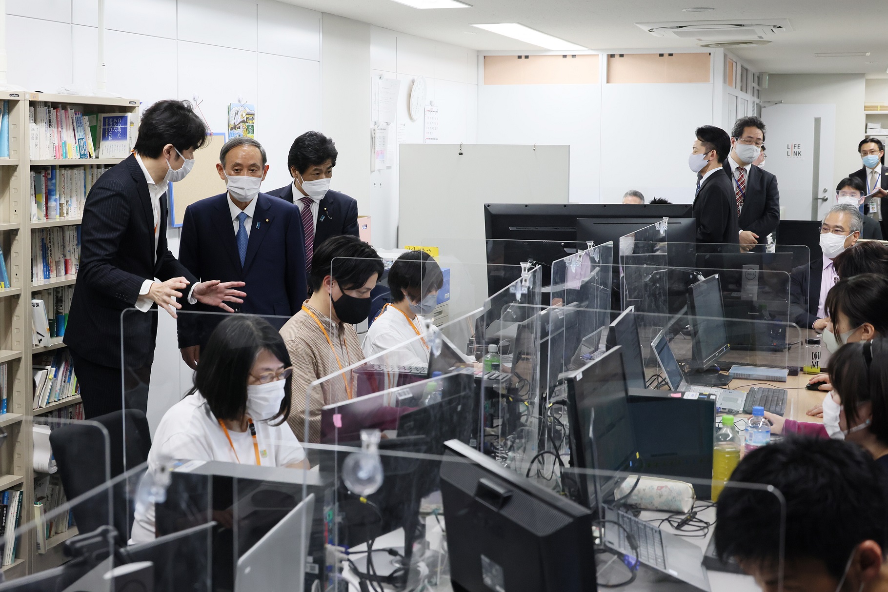 ライフリンクを視察する菅総理２