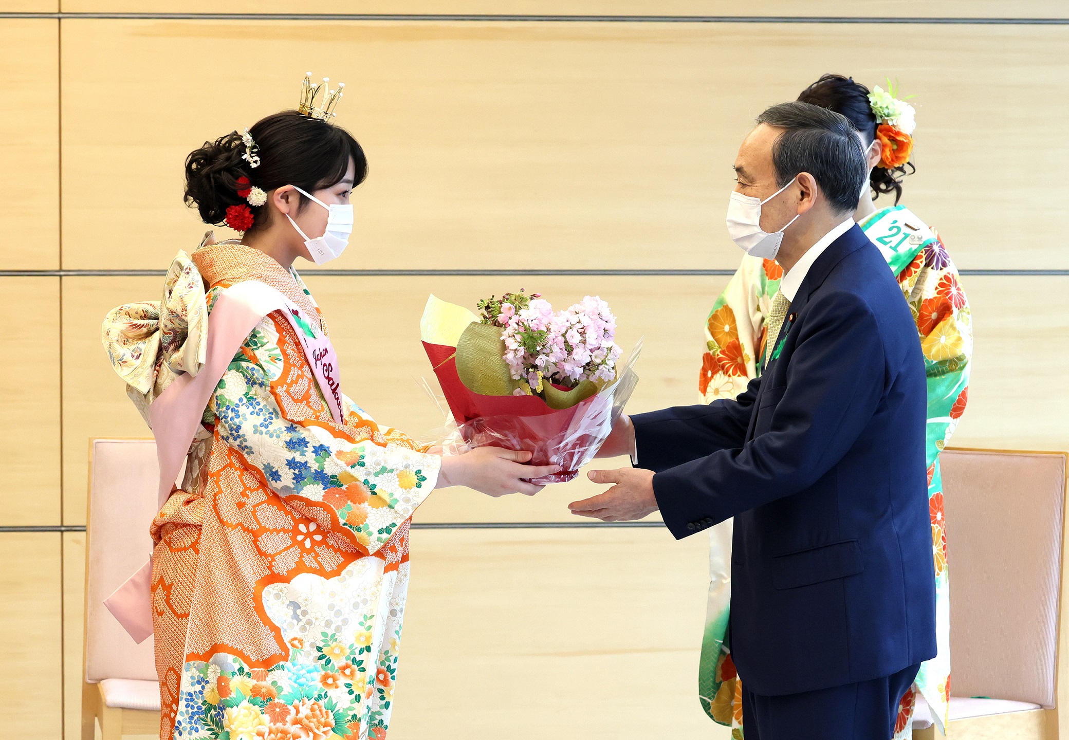 鉢植えの贈呈を受ける菅総理１