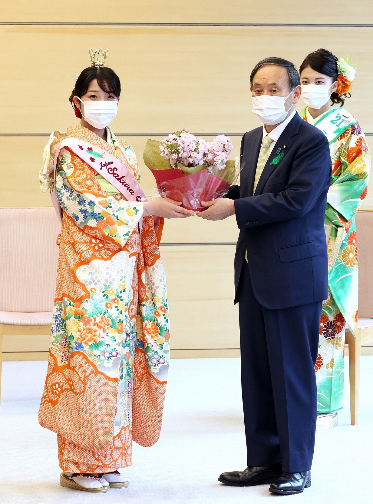 鉢植えの贈呈を受ける菅総理２