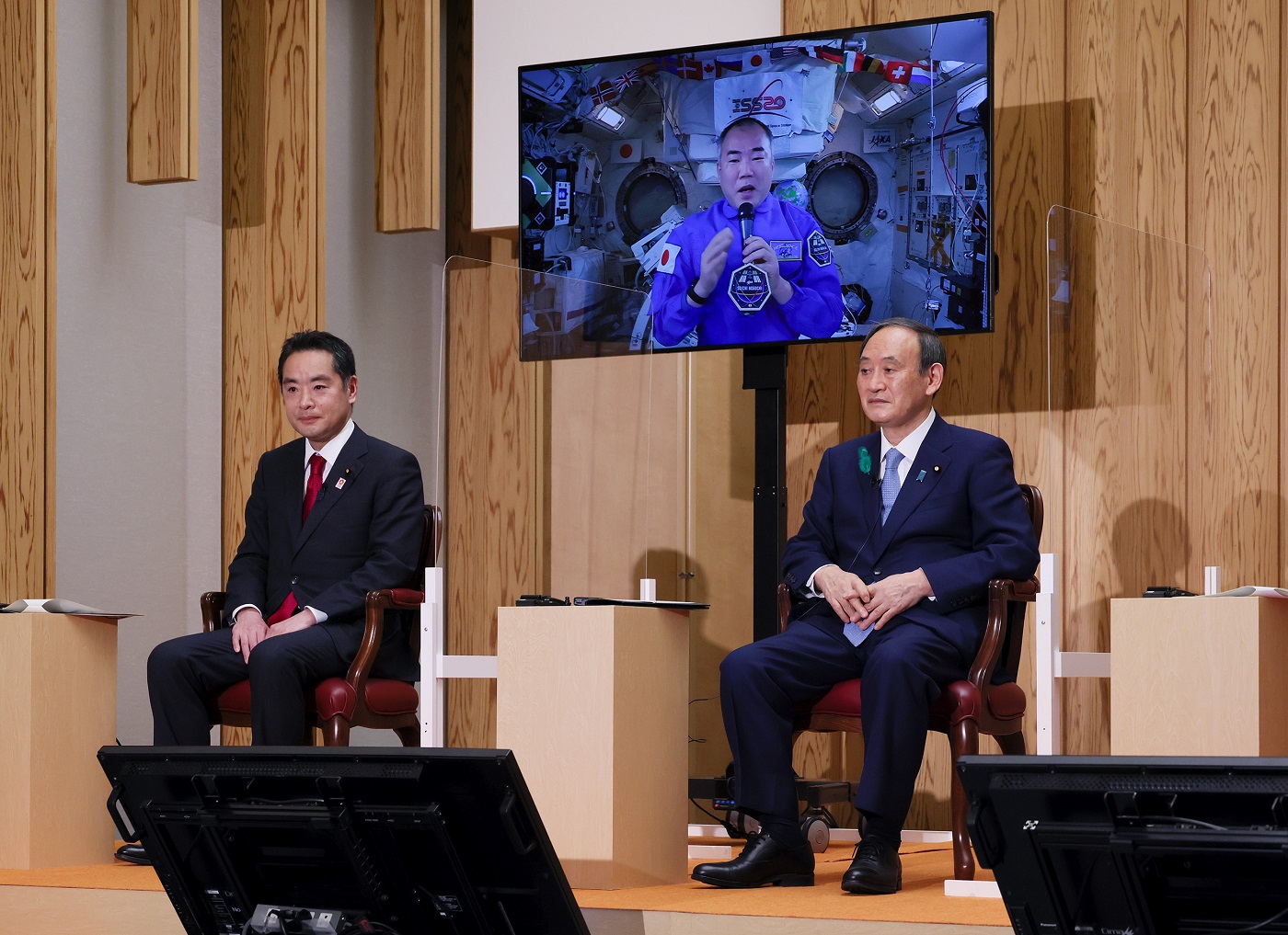 野口宇宙飛行士と交信する菅総理２
