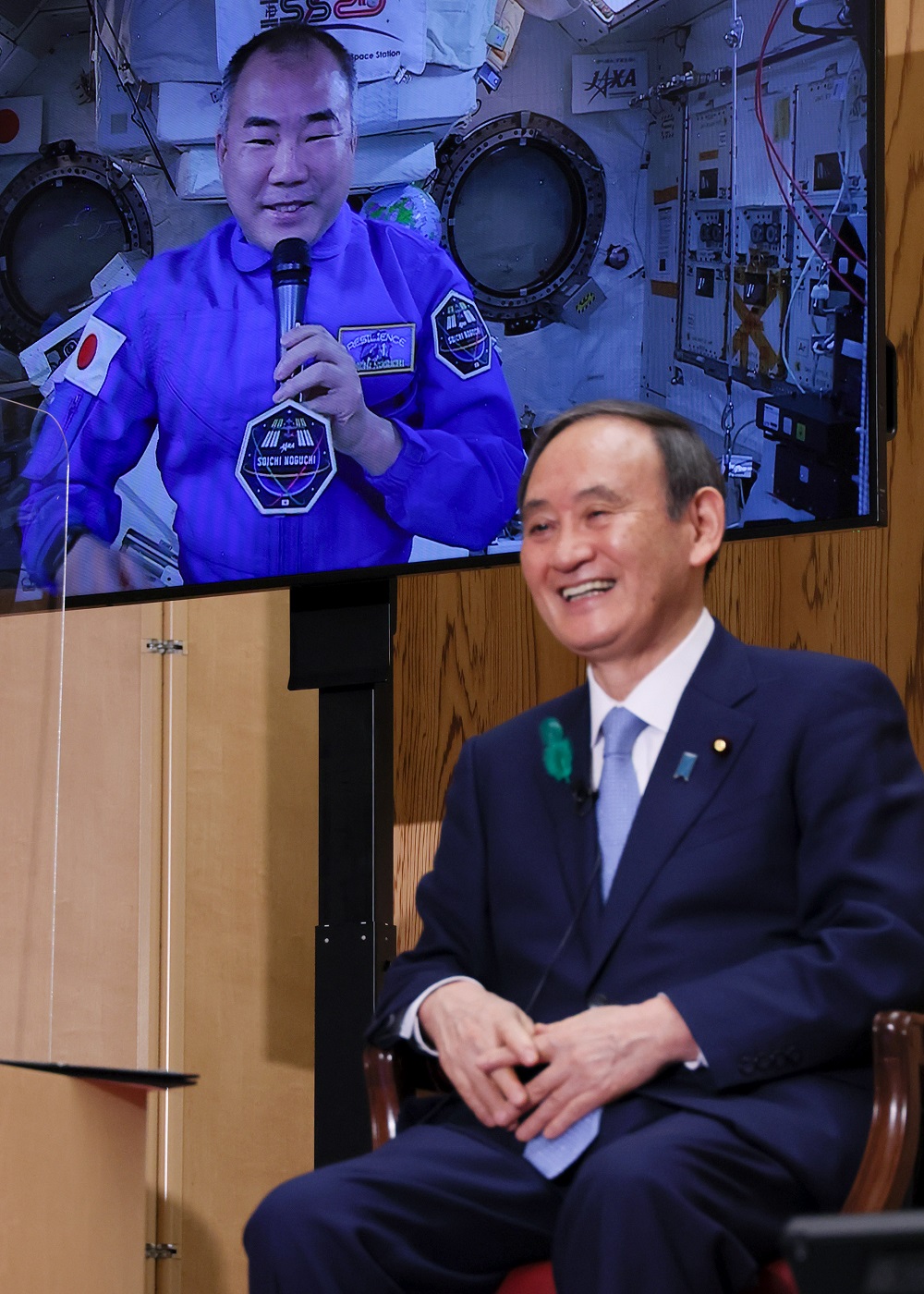 野口宇宙飛行士と交信する菅総理３