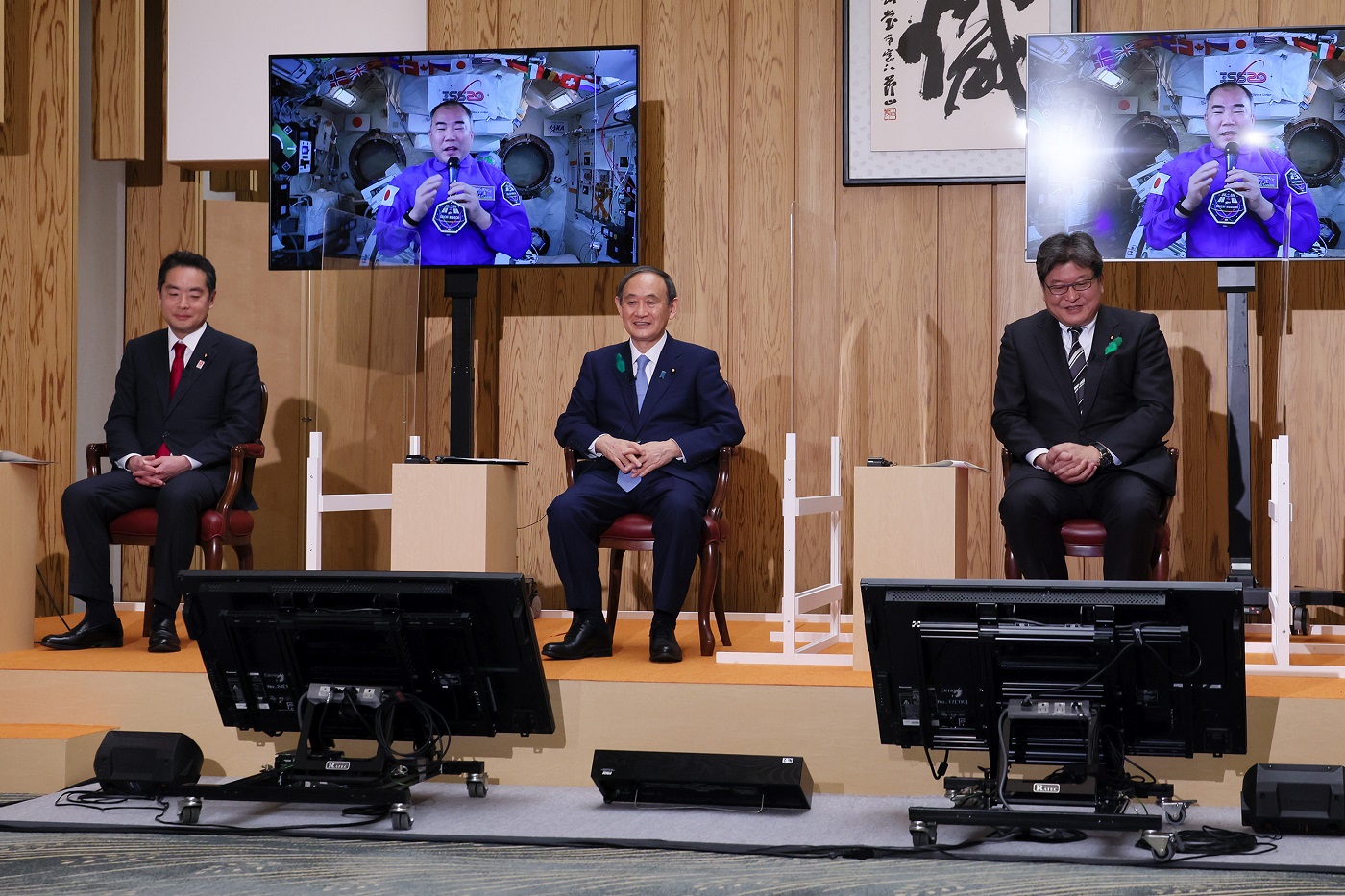 野口宇宙飛行士と交信する菅総理４