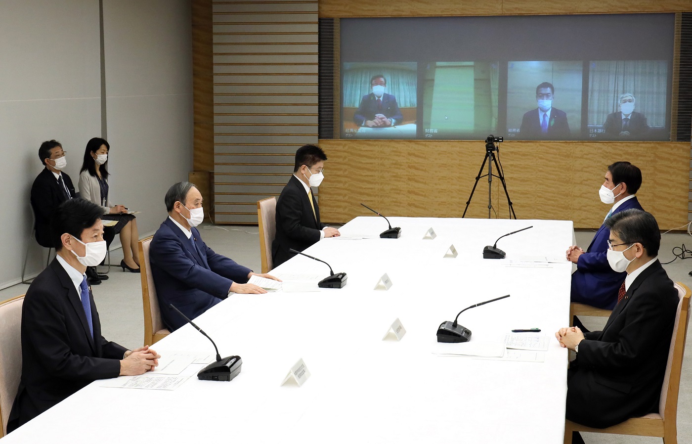 会議に臨む菅総理２
