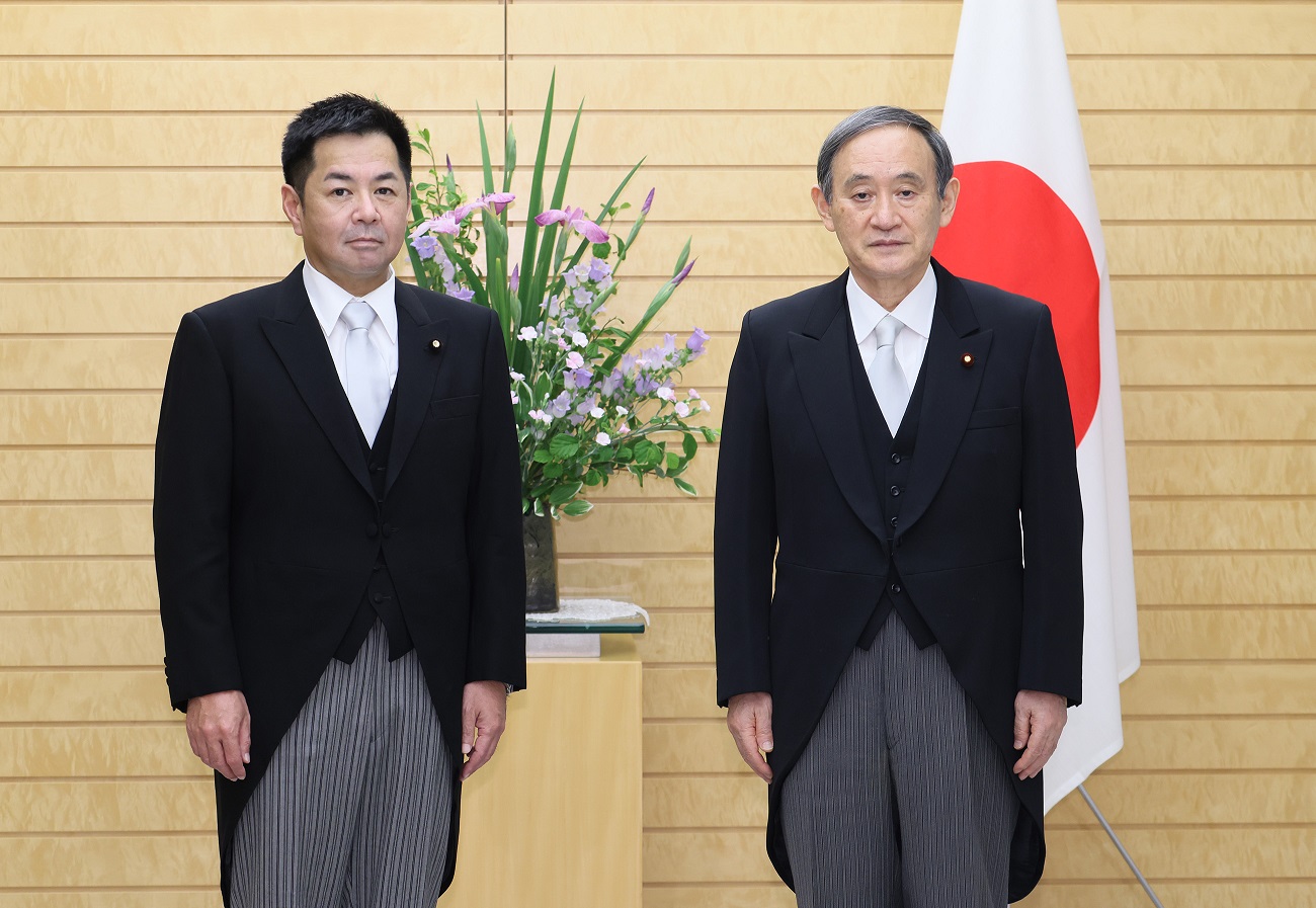 渡辺副大臣と写真撮影に臨む菅総理２