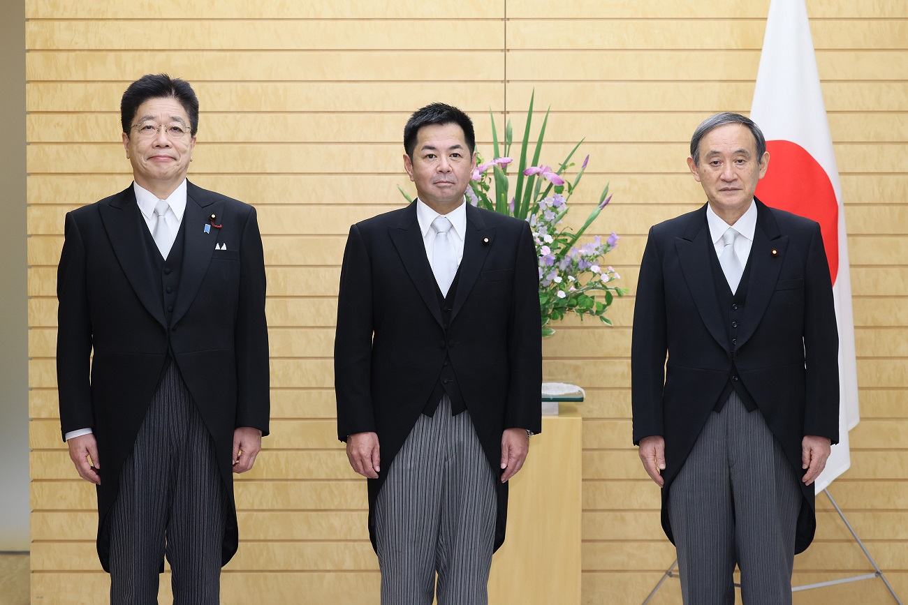 渡辺副大臣と写真撮影に臨む菅総理３