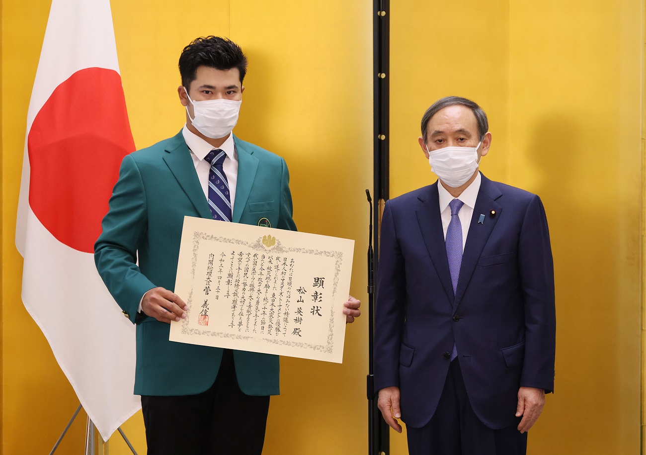 顕彰状を授与する菅総理２