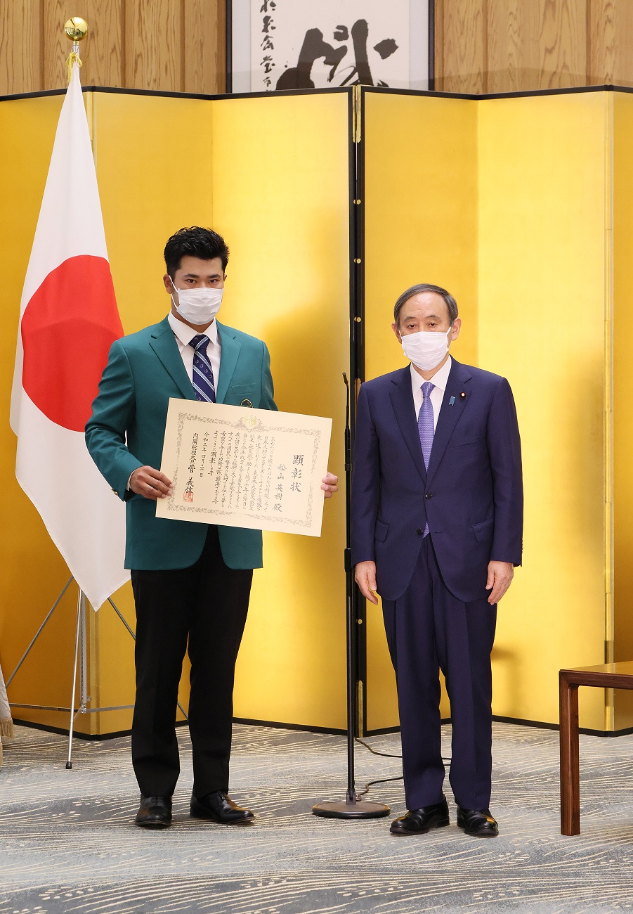 顕彰状を授与する菅総理３