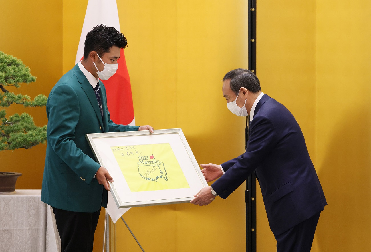 お礼の品を受け取る菅総理３