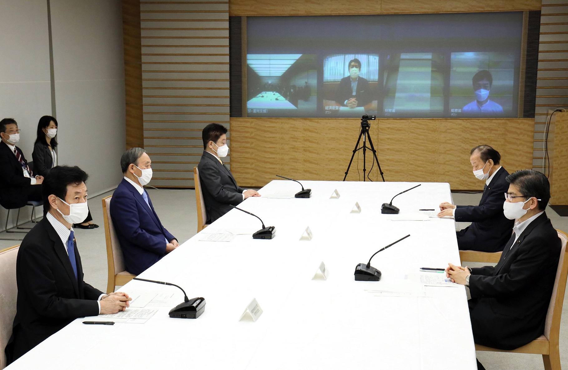 会議に臨む菅総理２