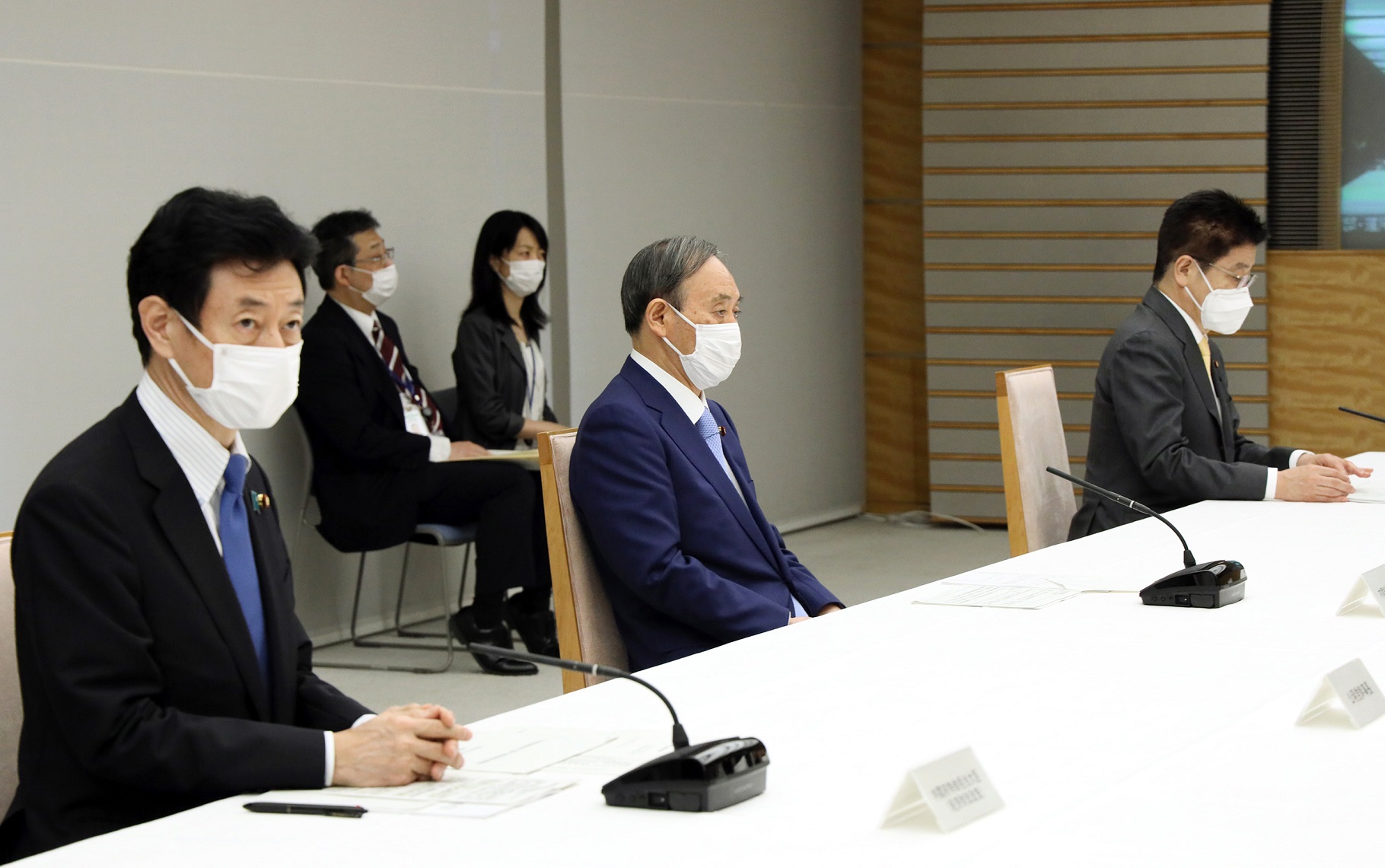 会議に臨む菅総理３