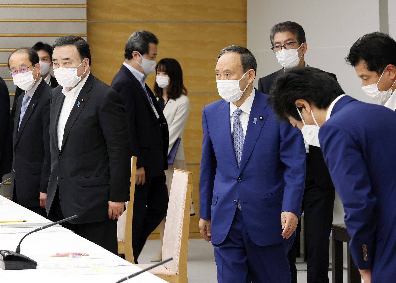 入室する菅総理