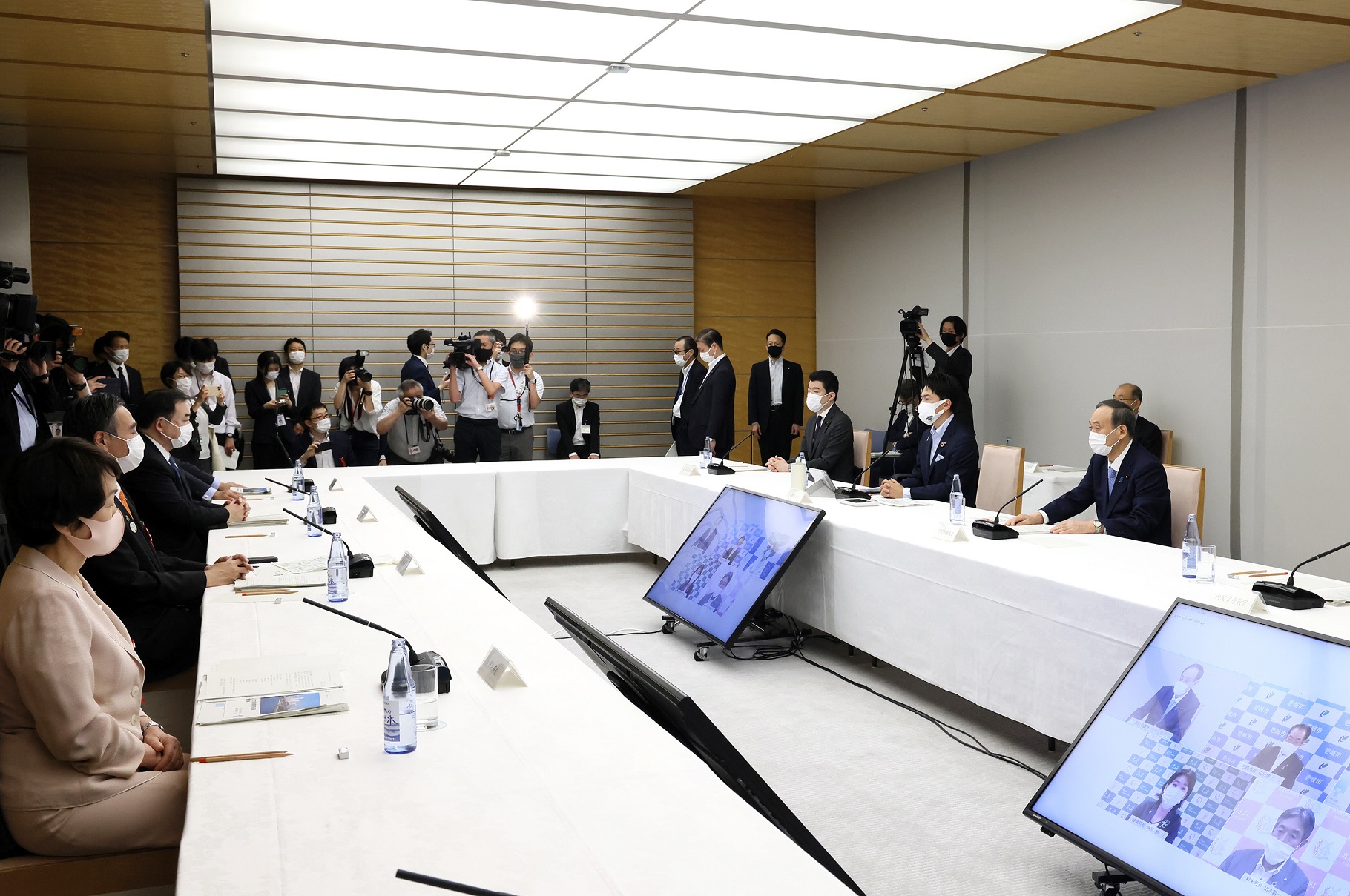 発言する菅総理３