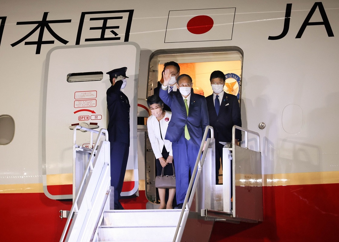 英国に到着した菅総理１