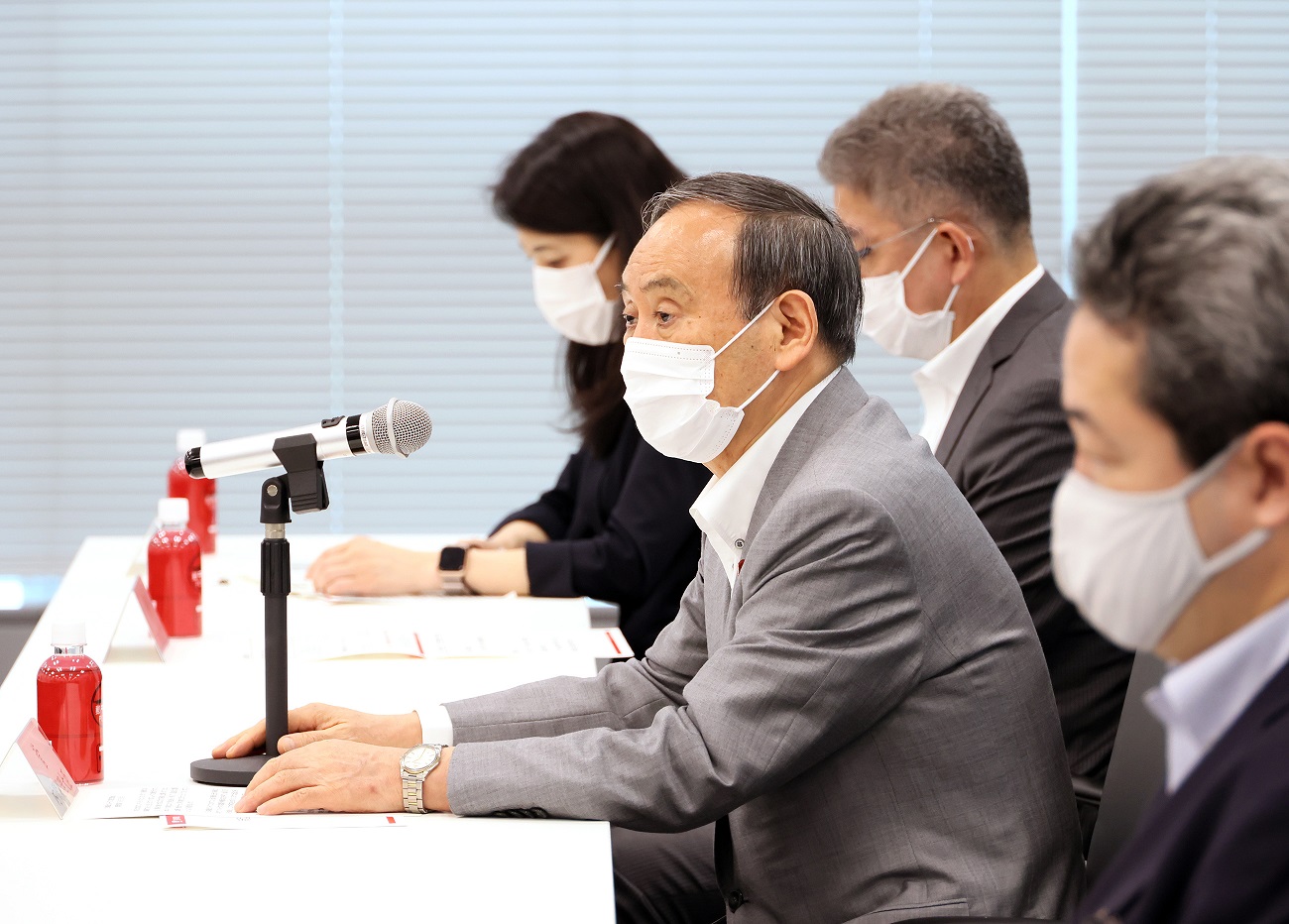 意見交換を行う菅総理２
