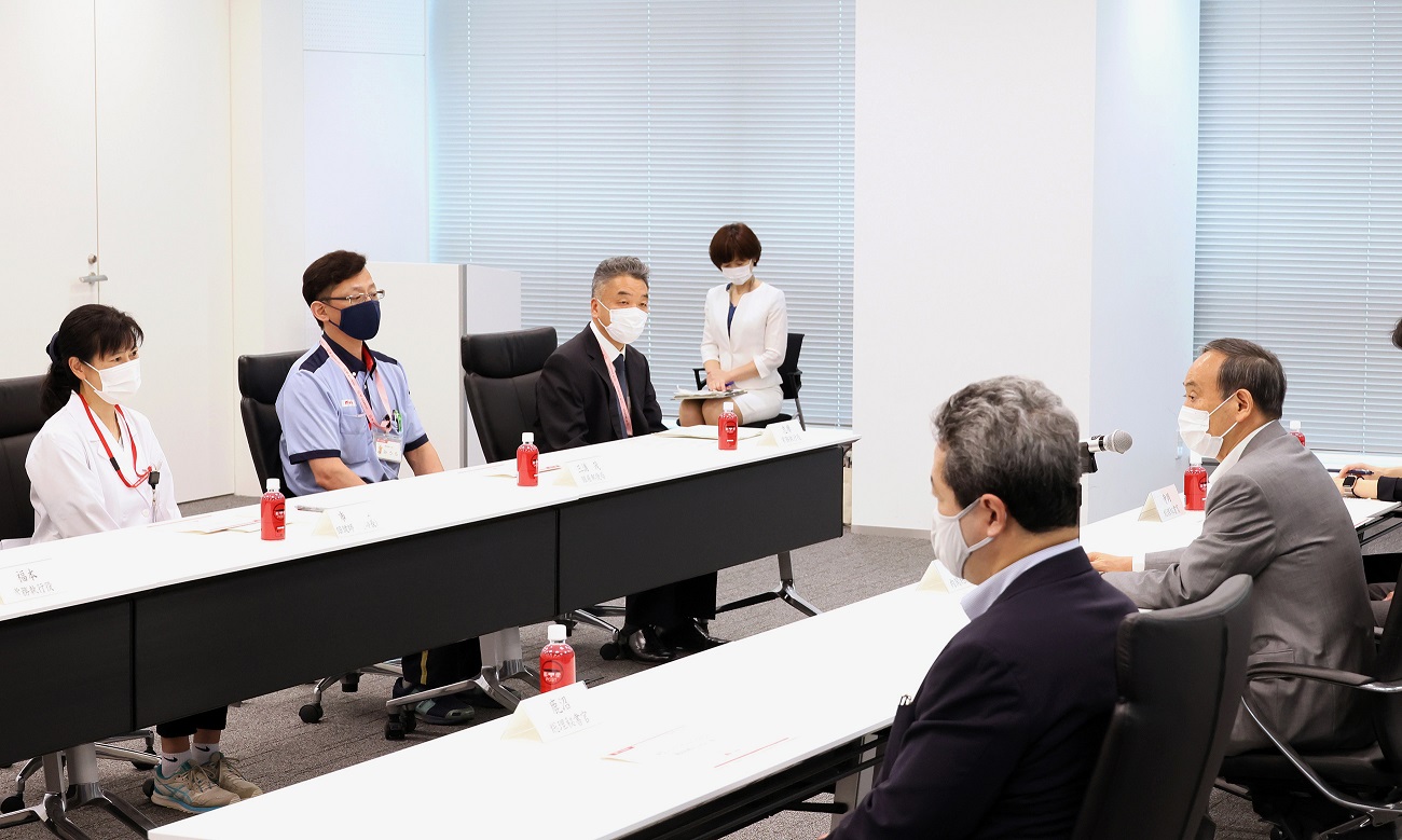 意見交換を行う菅総理３