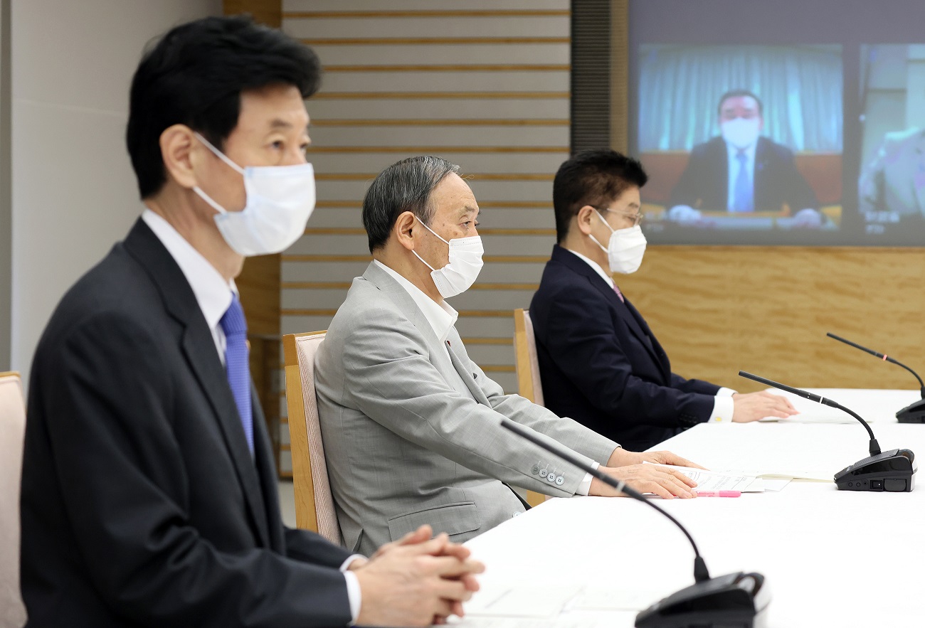 会議に臨む菅総理２