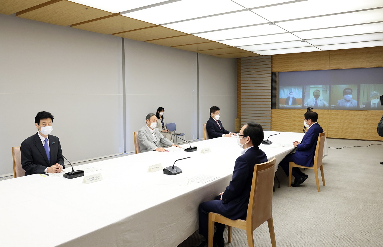 会議に臨む菅総理３