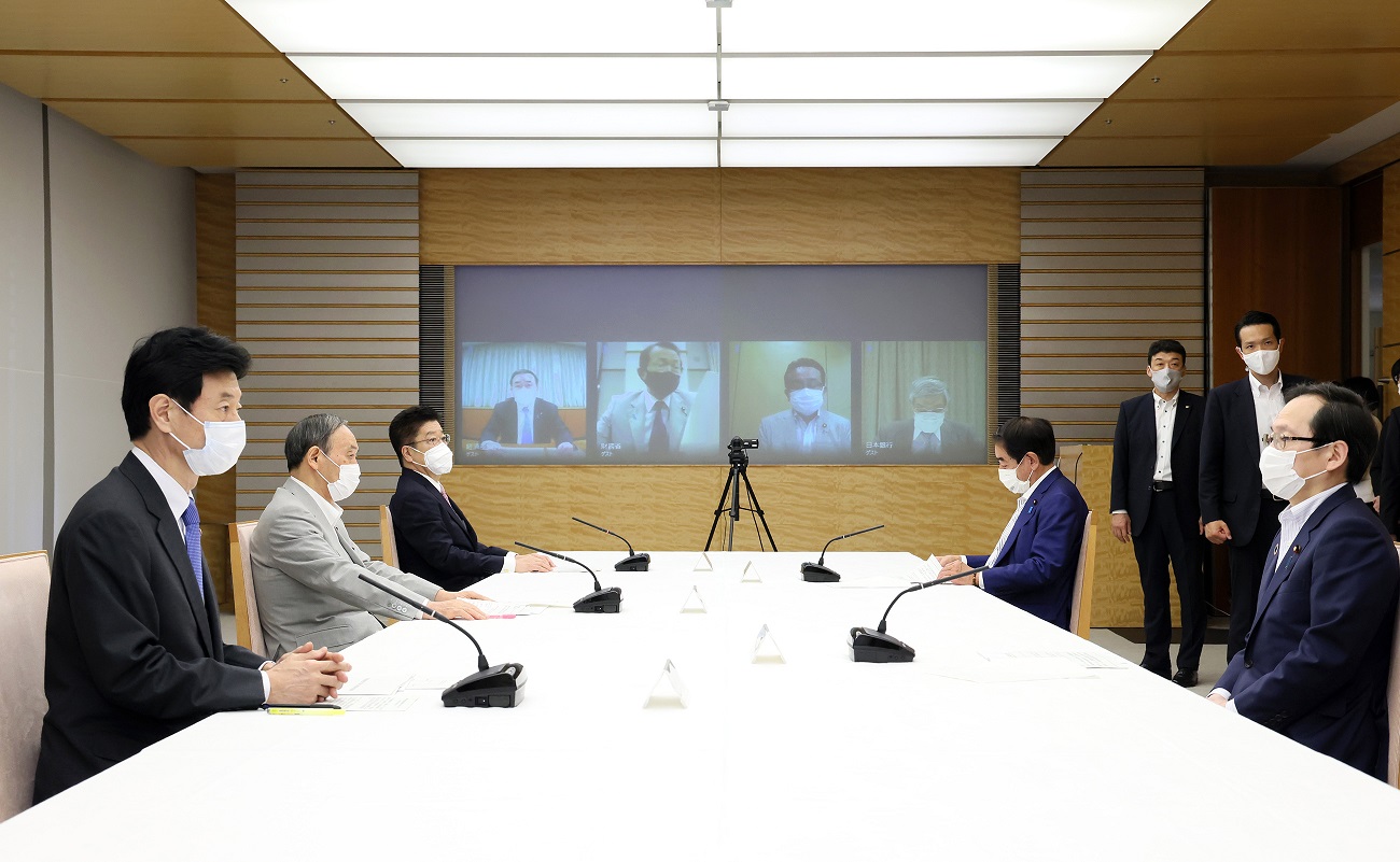 会議に臨む菅総理４